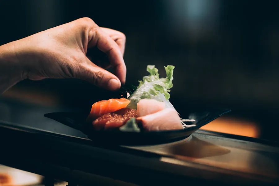 Piatto di sushi servito dallo chef
