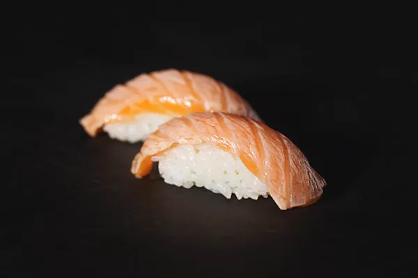 Nigiri di salmone scottato